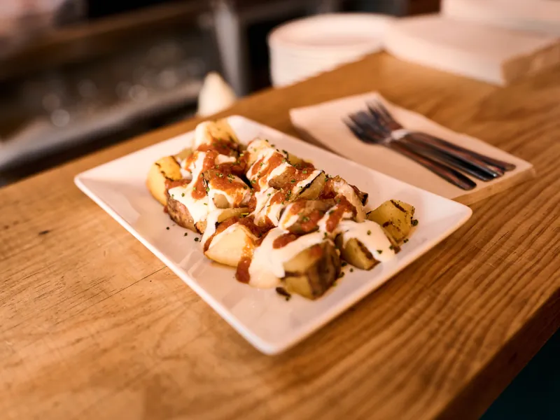 Patatas bravas a la parrilla