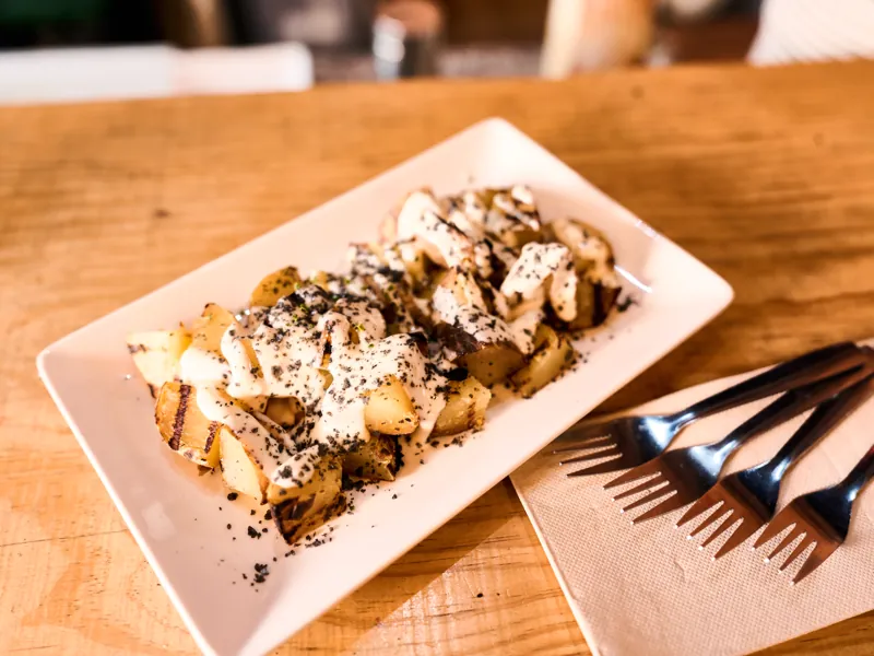 Patatas Carbõn con alioli y sal de carbón