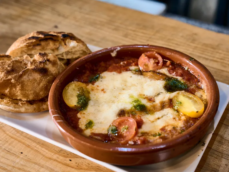 Provoleta con tomate y pan de cristal